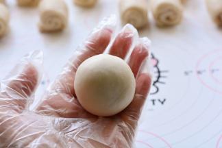 最后慢慢的收口，直到油皮油酥完全把蛋黄豆沙包裹住，这个过程也和包蛋

黄的操作是一样的。最后捏紧，收口朝下