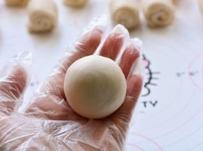 最后慢慢的收口，直到油皮油酥完全把蛋黄豆沙包裹住，这个过程也和包蛋

黄的操作是一样的。最后捏紧，收口朝下