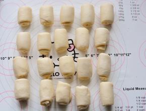 依然是从上往下推卷，卷成图片上的样子，所有的油皮、油酥擀卷完成后，

继续松弛30分钟