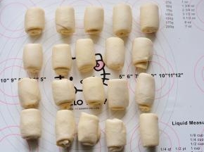 依然是从上往下推卷，卷成图片上的样子，所有的油皮、油酥擀卷完成后，

继续松弛30分钟