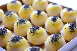 在蛋黄酥上面刷一层蛋黄液，撒上黑芝麻，烤箱预热180度，烤30分钟，出炉

放凉食用就可以了