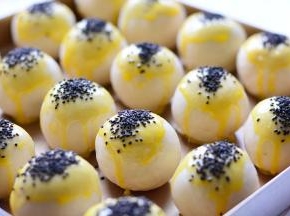 在蛋黄酥上面刷一层蛋黄液，撒上黑芝麻，烤箱预热180度，烤30分钟，出炉

放凉食用就可以了