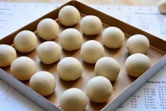 包好所有的蛋黄酥，松弛15分钟左右