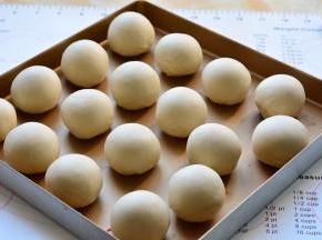 包好所有的蛋黄酥，松弛15分钟左右