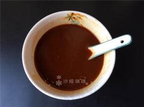 取碗加入1勺黄豆酱、1勺蚝油、1勺番茄酱、2勺清水拌匀。