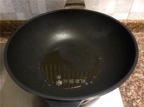 将锅里多余的油倒出留少量。