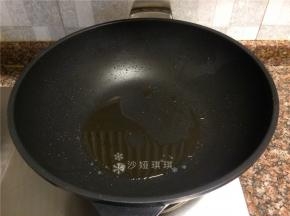 将锅里多余的油倒出留少量。