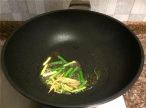 放入葱和生姜丝翻炒出香味。