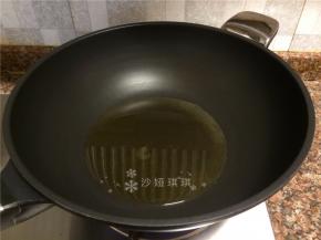 热锅倒油烧至七成热。