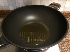 热锅倒油烧至七成热。
