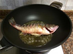 放入鱼煎至鱼皮金黄后捞出。
