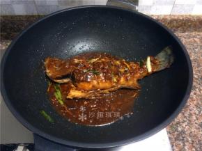 酱汁变得浓稠即可出锅。