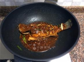 酱汁变得浓稠即可出锅。