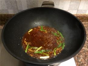 倒入酱汁煮开。