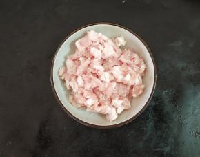 我们先把猪肉切成末