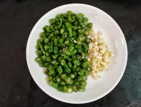 青椒切成小段，更容易入味，蒜子切成末。