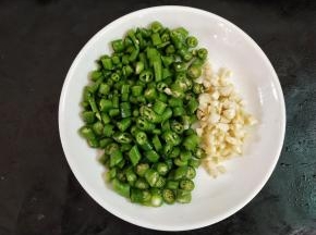 青椒切成小段，更容易入味，蒜子切成末。