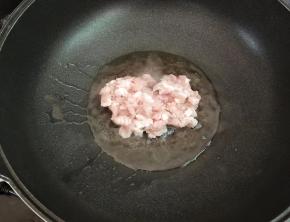 热锅倒油，下猪肉未煸至微焦