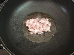 热锅倒油，下猪肉未煸至微焦