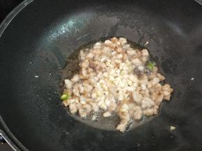 再加蒜末煸香，烹入料酒，酱油