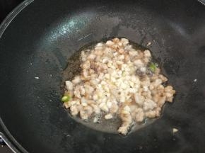 再加蒜末煸香，烹入料酒，酱油