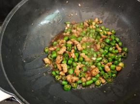 炒至颜色变深