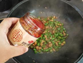 加入个人喜欢的辣椒酱，这里就不需要加盐了，辣椒酱是咸的