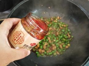 加入个人喜欢的辣椒酱，这里就不需要加盐了，辣椒酱是咸的