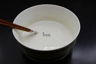 裹炸粉加适量的清水、盐，搅拌均面浆，裹炸粉与水的比例是1:2，这个比例的面浆用来炸鱼会很酥香。