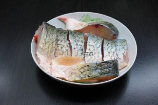 皖鱼洗净，切大块，放姜粉、五香粉、油、盐拌均腌制。