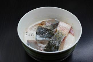 把腌制好的鱼块放入米浆中均匀裹上浆，不要太厚的米浆，太厚鱼肉的外皮就不酥脆了。