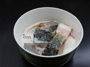 把腌制好的鱼块放入米浆中均匀裹上浆，不要太厚的米浆，太厚鱼肉的外皮就不酥脆了。