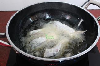 热锅，倒油，油温180都左右，放入裹好浆的鱼块。用筷子可以测试油温，把筷子放入油锅，筷子的周边有气泡，说明油温可以，如果没有气泡，说明油温没达标。