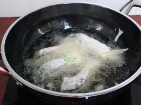 热锅，倒油，油温180都左右，放入裹好浆的鱼块。用筷子可以测试油温，把筷子放入油锅，筷子的周边有气泡，说明油温可以，如果没有气泡，说明油温没达标。