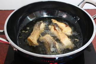 改为大火，把油温加热，在把鱼块放入锅里，炸3-5秒，起锅，这样炸的鱼块，酥香、不油腻。