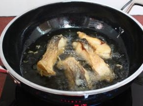 改为大火，把油温加热，在把鱼块放入锅里，炸3-5秒，起锅，这样炸的鱼块，酥香、不油腻。