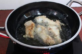 鱼炸至金黄色，翻转，让鱼炸到全部金黄色，捞出。