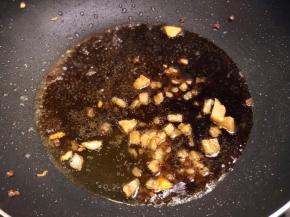 料酒（首选玫瑰露）、酱油，中小火