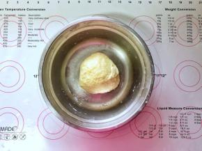 3、倒入酵母水，快速搅拌均匀后分次倒入全蛋液揉成光滑的面团。