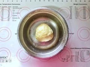 3、倒入酵母水，快速搅拌均匀后分次倒入全蛋液揉成光滑的面团。