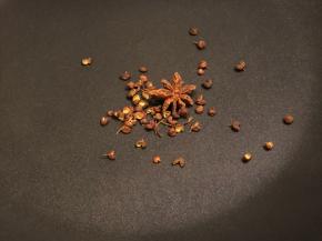 锅中放入花椒八角，先炒出香味