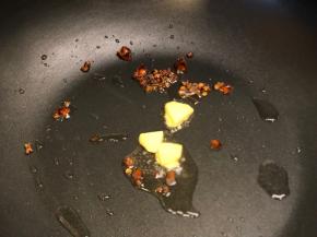 加入姜片、蒜头，炒香后