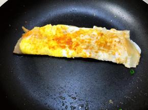 等底部蛋液完全凝固后卷起即可出锅