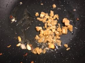 锅中放入片糖