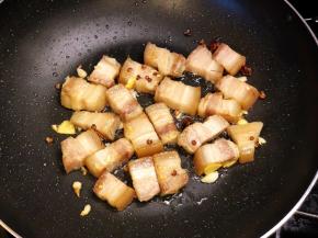 干煸一下，一方面可以逼出一些油，另外可以令五花肉更香。微微金黄色盛出。