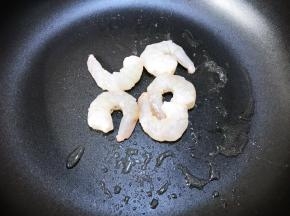 平底锅里加入少许油，下入虾仁滑至变色后捞出