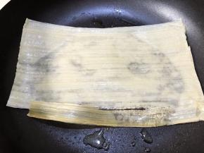 最小火，锅里留底油摆上一片冷面，四周淋上少许清水