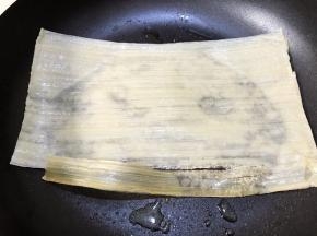 最小火，锅里留底油摆上一片冷面，四周淋上少许清水