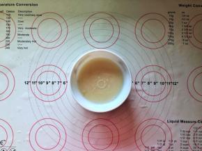 1、把酵母倒入温水中搅拌成溶化备用。