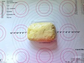4、将面团稍做整形放入保鲜膜中包好，放入冰箱冷藏过夜。